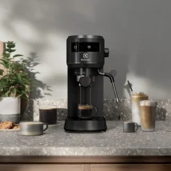 Electrolux Explore 6 E6EC1-6BST ESE-espressokeitin – musta