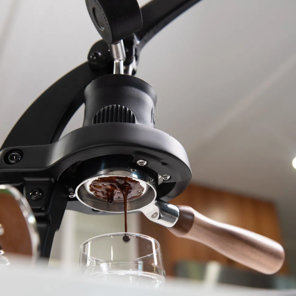Flair 58 Plus 2 manuaalinen espressokeitin – musta