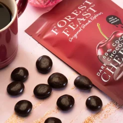 Forest Feast tummalla suklaalla kuorrutetut hapankirsikat, 120 g