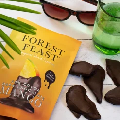 Forest Feast tummalla suklaalla kuorrutetut mangoviipaleet, 100 g