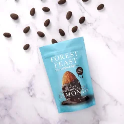 Forest Feast tummalla suklaalla kuorrutetut suolatut mantelit, 120 g
