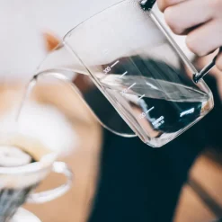 Hario V60 Drip Kettle AIR kannu – 350 ml, läpinäkyvä musta