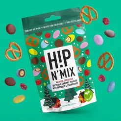 Kaurasuklaanapit ja karamellikuorrutteiset maapähkinät pretzeleillä ja karpaloilla H!P N’MIX Christmas Pouch, 80 g