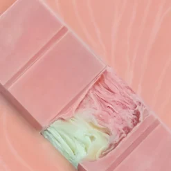 Ruby-valkosuklaapatukka Noesis Angel Hair pistaasitahnalla ja hattaralla, 75 g