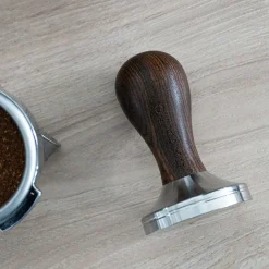 Ruostumattomasta teräksestä valmistettu tampperi puukahvalla CHiATO, 57 mm